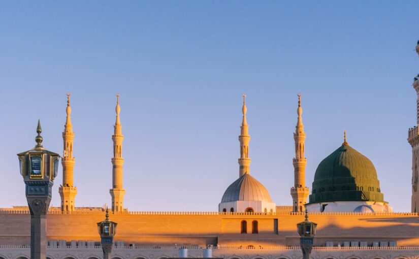 Jo Bhi Madine Jaata Hai – Full Naat Lyrics in Urdu, English Translation and Meaning