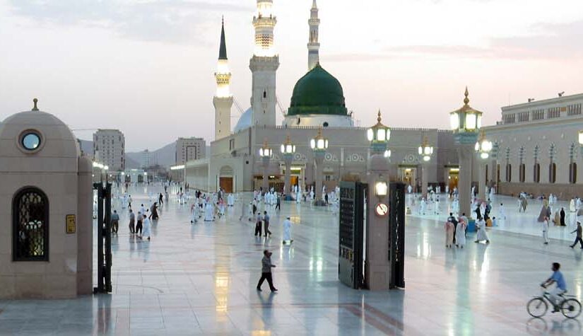 Mujhe Darbar-e-Mustafa Le Chal (مجھے دربارِ مصطفیٰ لے چل) — Naat Lyrics in Urdu, English Translation and Meaning